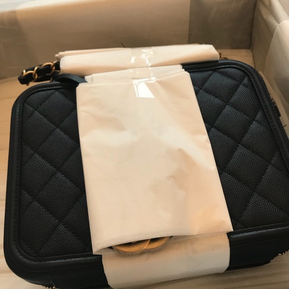 2018 Chanel CC Filigree Vanity Case - Picture 4 of 8